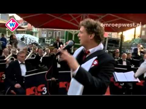Leidens Ontzet - Jochem Myjer zingt la la la Leiden tijdens Leidens Ontzet.