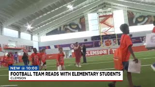 Clemson football team reads with elementary students