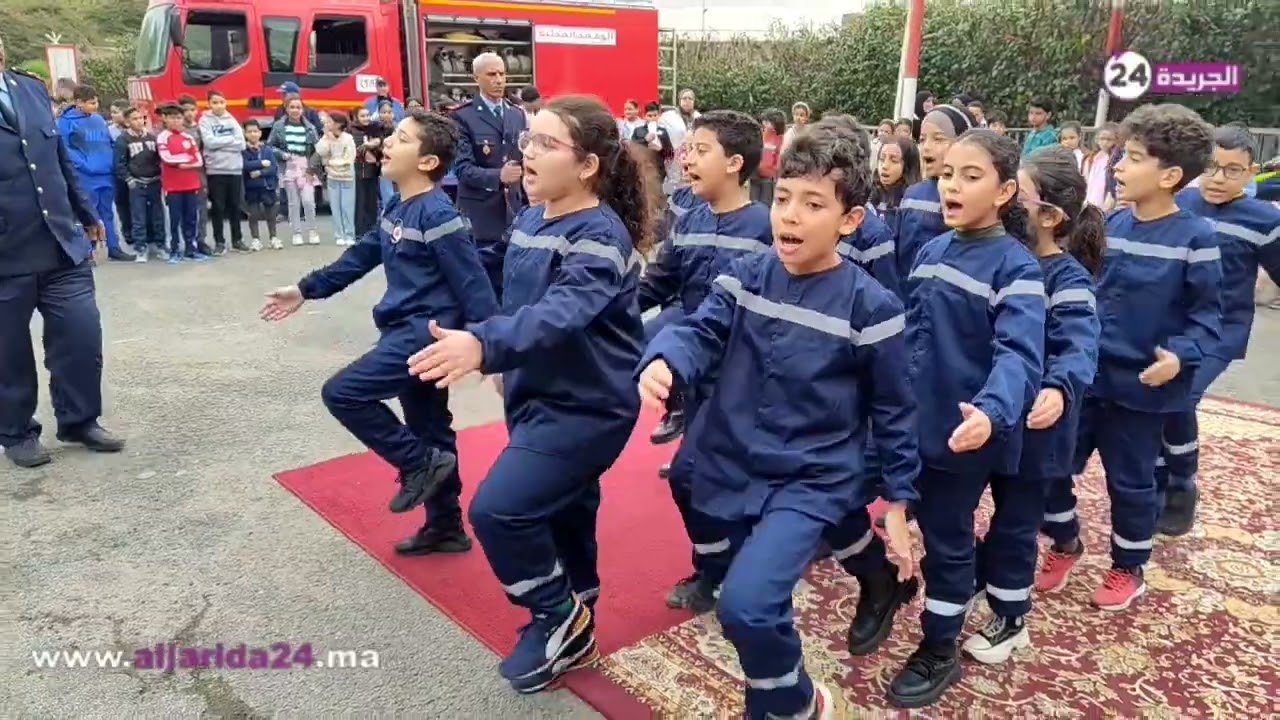اطفال يشاركون رجال الوقاية المدنية في الاحتفلات بذكرى تأسيسيها