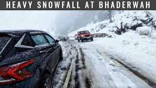 HEAVY SNOWFALL AT BHADERWAH SAAZ VALLEY ❄️☃️SLIDIND CAR IN SNOW || Almost every vehicle stuck 😡💥