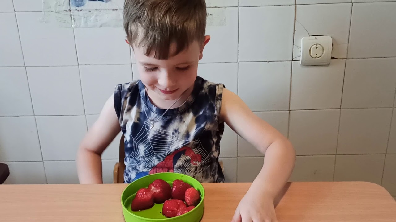 Клубничка в машине