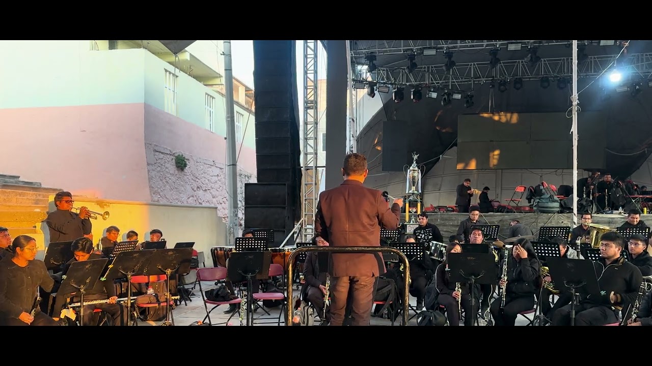 Pasodoble En er Mundo Solista( Oscar Gabriel Corril )Banda Sinfónica Fuentes del mtro Juan Pedro F.