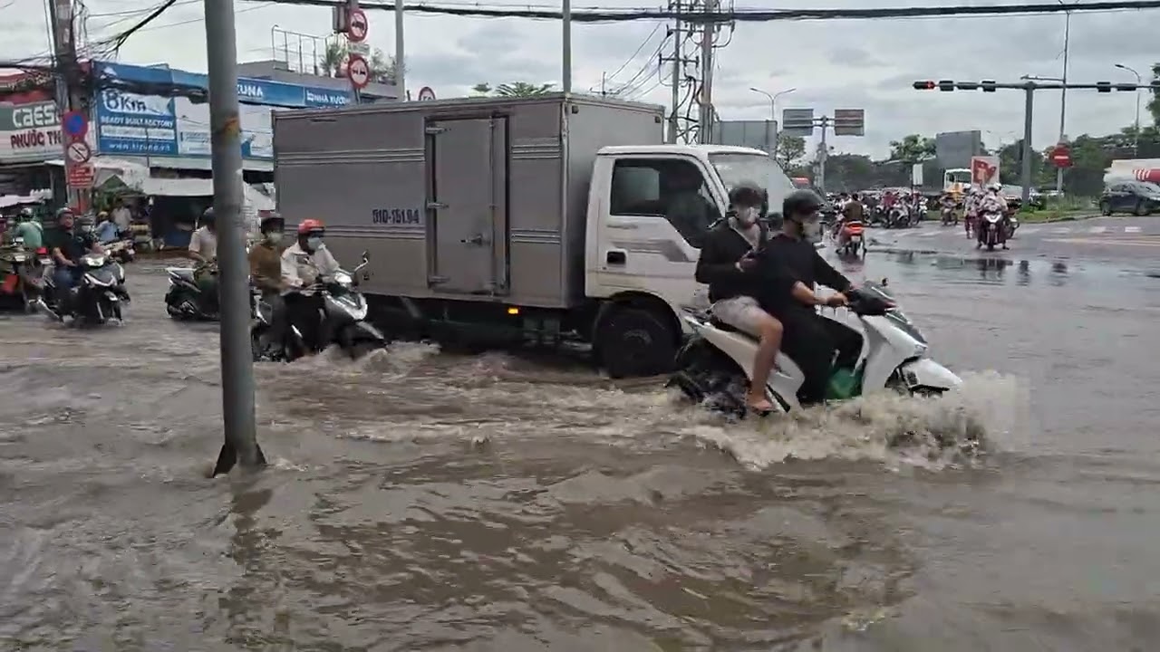 Triều cường lên cao ngày 6/11/2025 ở ngã Tư Nguyễn Văn Linh và QL50 Q Bình Chánh