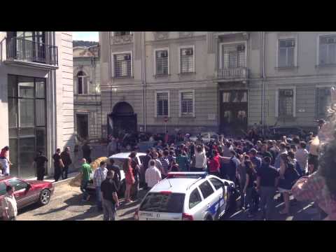 არა ძალადობას  (ფოტოგრაფს ხელი დაარტყა)