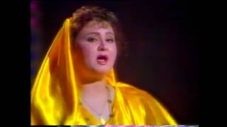 mahjabeen qazalbash performing in ptv program eid rang