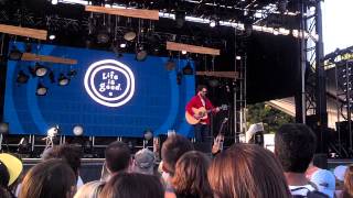 Video voorbeeld van "Amos Lee tells crowd he can't do drugs"