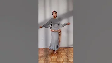 بنوته 18 سنه بتقسم بس ع موسيقى انت عمري 