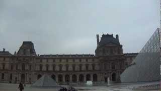 Em frente ao Museu do Louvre