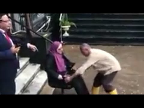 مديرين بنك التعمير والاسكان بأحدث وسيلة أنتقالات في مصر بعد سقوط الامطار علي القاهرة و الجيزة