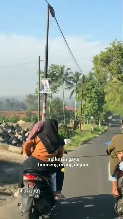 ngikutin gaya bonceng orang depan