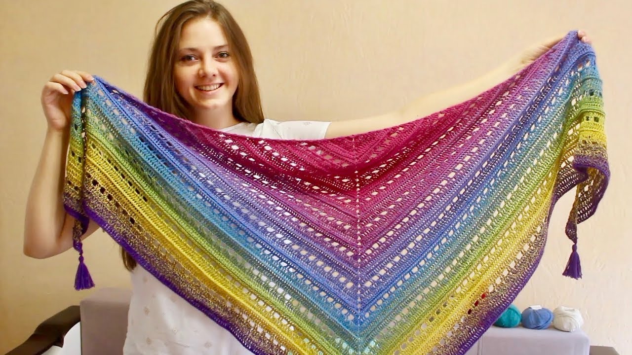 ⁣ТРЕУГОЛЬНАЯ шаль КРЮЧКОМ со средней линией.