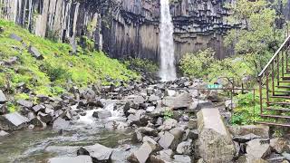 La cascada Svartifoss en Islandia en el Parque nacional Skaftafell