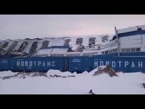 Крыша завода под тяжестью снега рухнула на россиян