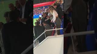 Piqué Se Molesta Con El Fotógrafo Del Barça Ante De Jong Y Su Novia