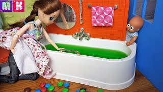 КАТЯ И МАКС ВЕСЕЛАЯ СЕМЕЙКА ПОЧЕМУ ВОДА ЗЕЛЕНАЯ? #Мультики куклы Барби #новые КАТЯ И МАКС ВЕСЕЛАЯ СЕМЕЙКА ПОЧЕМУ ВОДА ЗЕЛЕНАЯ? #Мультики куклы Барби #новые