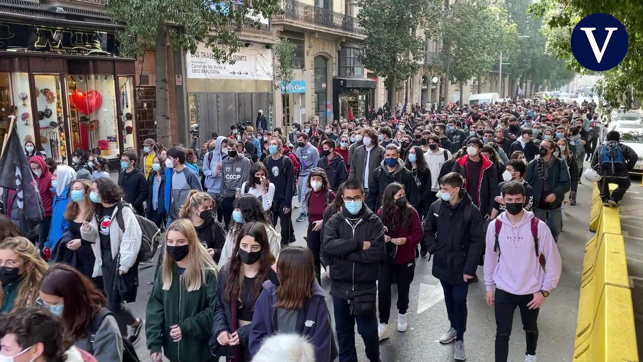 Decenas de estudiantes irrumpen en la UB reclamando la libertad de Hasél