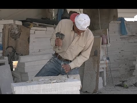 مهنة دق الحجر لقمة عيش مغمسة بالأمراض والصعوبات