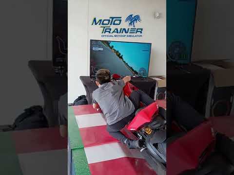 Young kid on a Panigale, playing Ride4. Motorbike simulator, Simulateur moto, Simulador de motogp