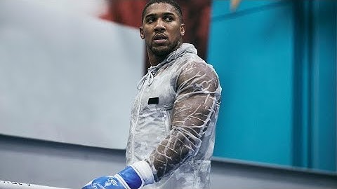 ANTHONY JOSHUA WORKOUT THROWING POWER SHOTS ON THE HEAVYBAG