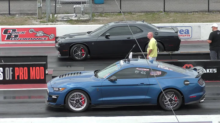 Shelby GT500 Mustang vs Hellcat Challenger Drag Race
