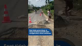 Pria ini nekat perbaiki jalan berlubang seorang diri