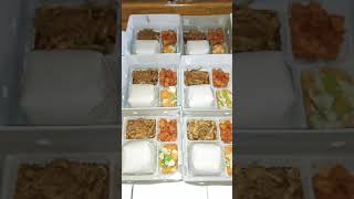 Paket nasi box 20.000 (nasi ayam suir,sambal goreng kentang, capcay, kerupuk)