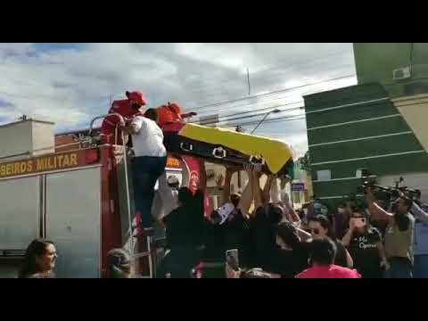 Caixão de Maurílio é carregado por caminhão do Corpo de Bombeiros