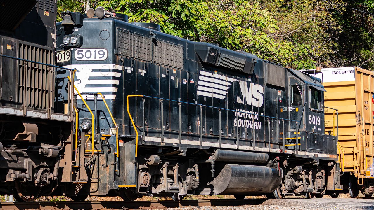HIGH HOOD GP38-2 AND NEW CAST P5A! Fantastic 19M Lashup Heads West in Shawsville, VA! | 10/5/2025