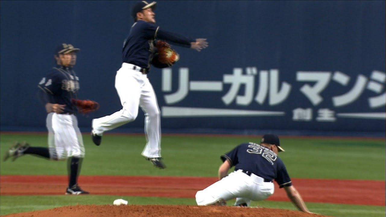 飛んだ…】オリックス・平野恵一が軽快な守備で魅せた!! - YouTube