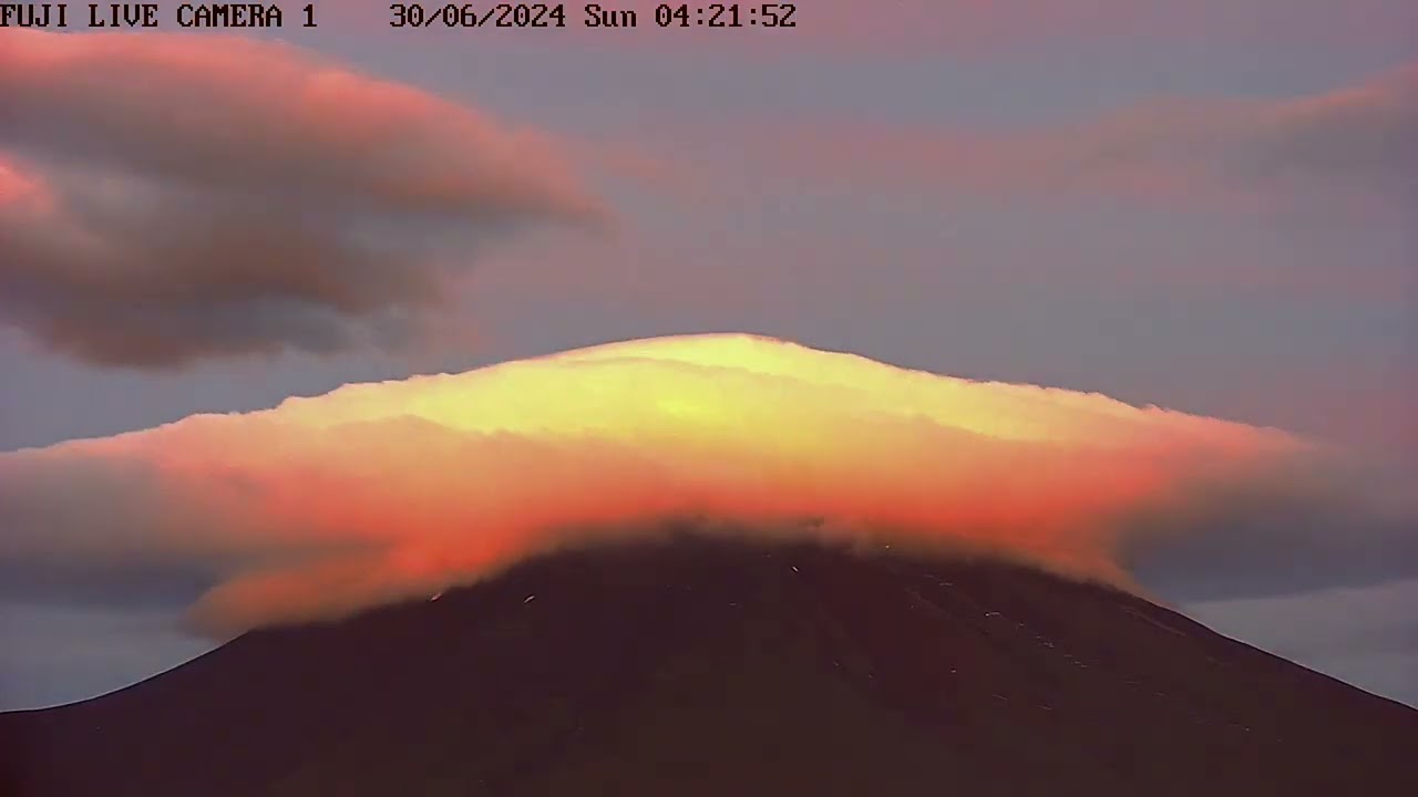 黄金色の笠雲の輝く富士山 Mt. Fuji shining with golden cap clouds