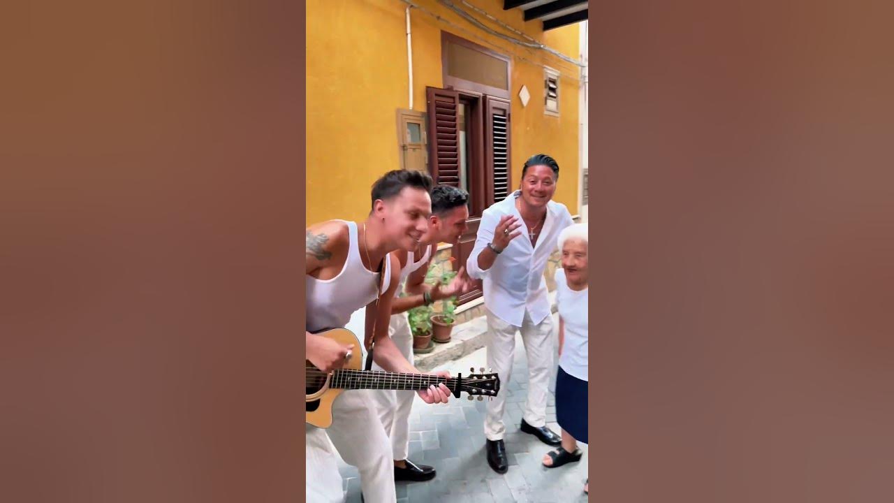 We sang for our  85 year old neighbor "ti amo"🥺😍❤️ She's known us since we were little kids🙏🏽