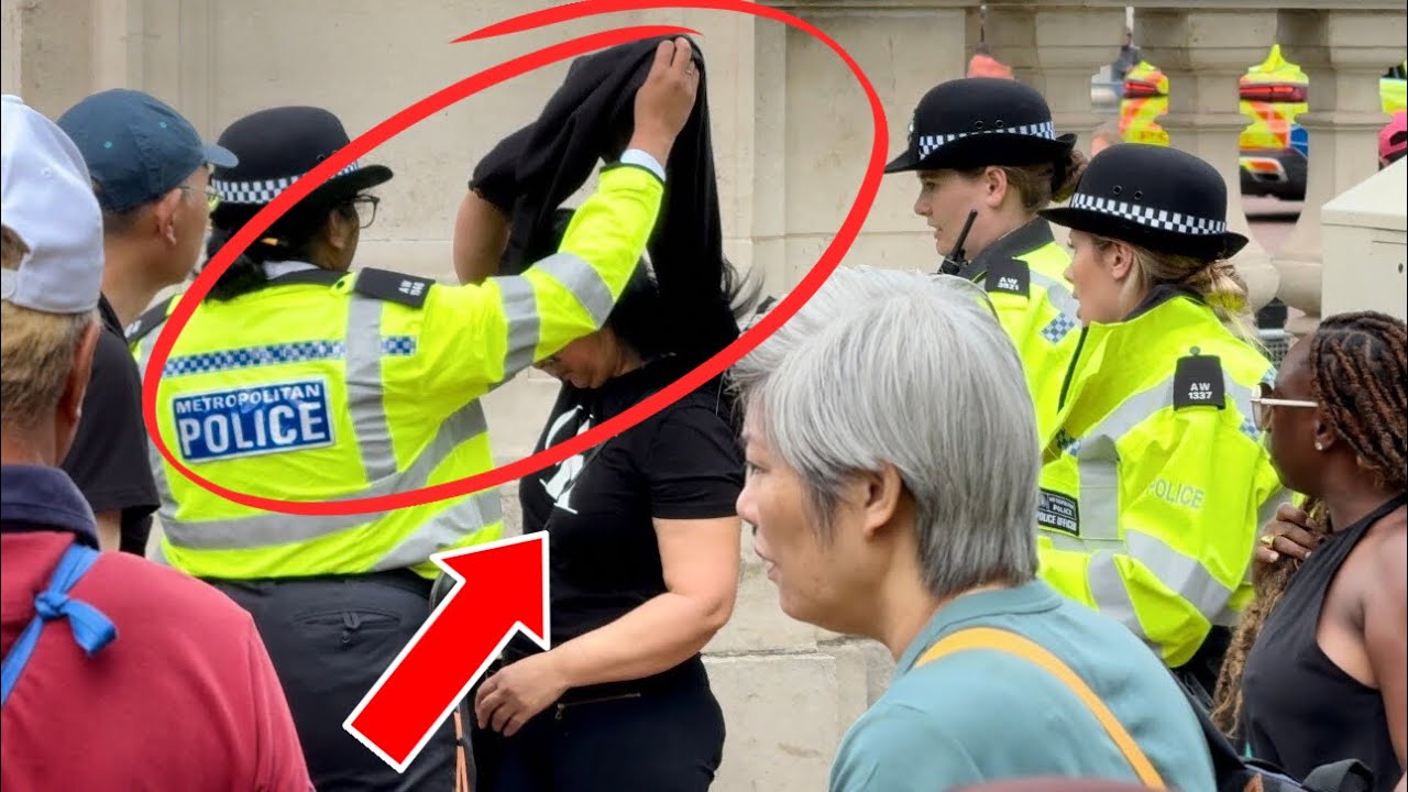 Suspicious Women Detained by Police Outside Buckingham Palace – What’s ...