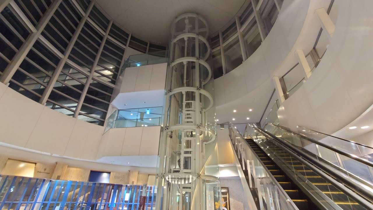 【芸術的なデザイン】羽田空港第2ターミナルの52番搭乗口付近のエレベーター