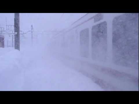【北越急行】838M　雪を舞い上げ豪雪の石打駅を通過（HD）