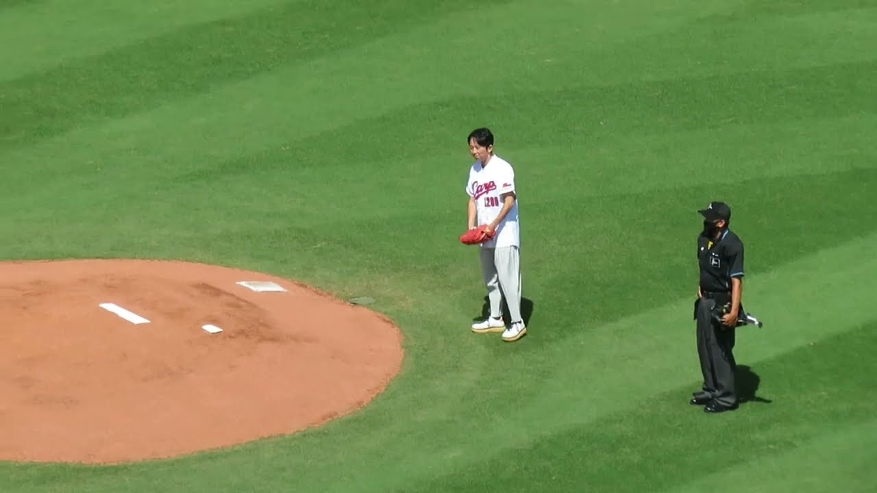 有吉弘行さんマツダスタジアムで始球式 フォームも球も素晴らしい 22年9月4日 野球動画速報