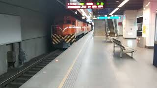 7022次R113大R魯+R22小R魯雙柴電頭+E318單電頭無貨車守車貨列