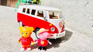 VOLKSWAGEN Red Van Ride Delivery Peppa Pig and Daniel Tiger’s Neighbourhood Toys Figures Peg Game!