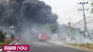 Hãi hùng cảnh dân vô tư đốt rác dưới đường dây điện | VTC9