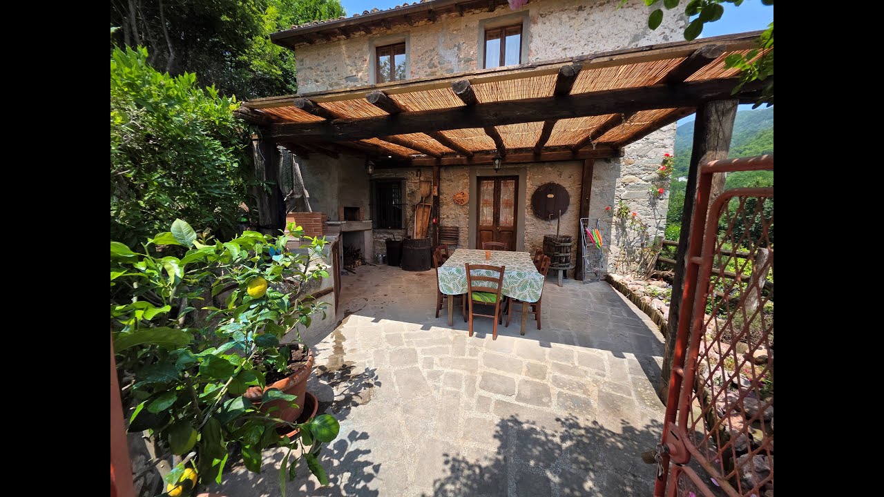 Rustico con piscina nel verde della Garfagnana con splendida vista panoramica. Richiesta 295.000,00