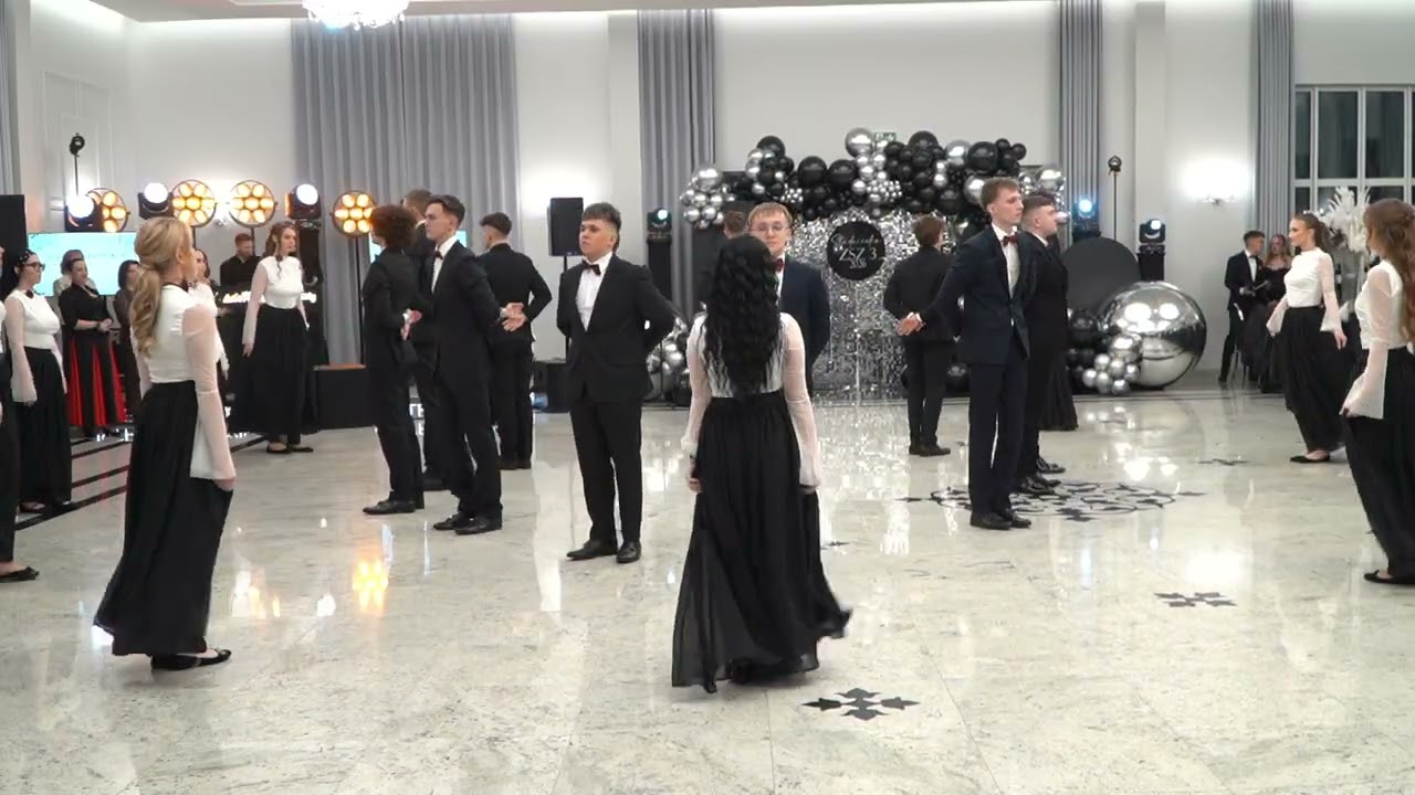 ZSZ nr 3 bawi się na balu studniówkowym - polonez