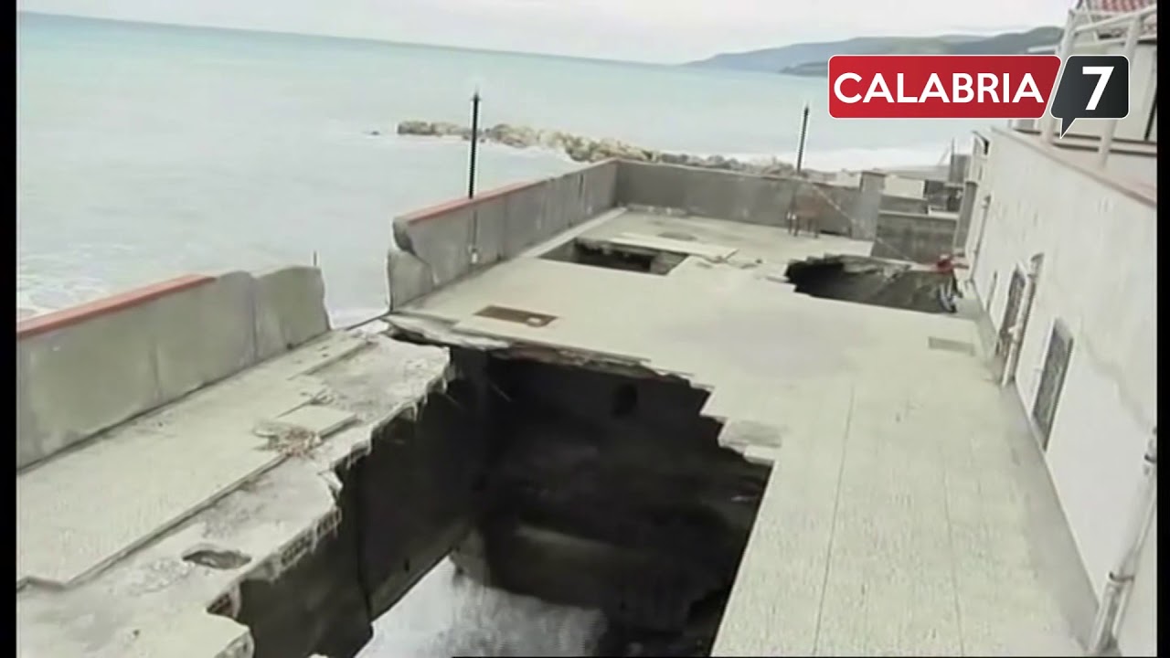 Mareggiata a Fuscaldo, evacuata palazzina a rischio (VIDEO)