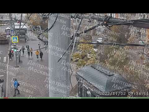 Видео ДТП в Москве. Грузовик вдавил такси в автобус. 2 ноября 2022