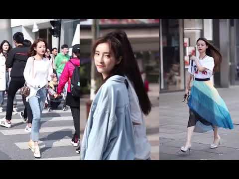 T恤怎么搭配牛仔裤两个小姐姐两种不同风格，一种宽松一种贴身，都很好看。更喜欢哪种呢