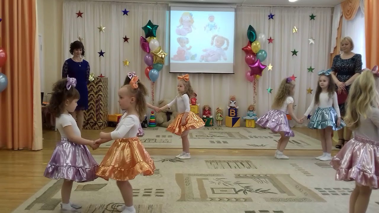 Выступление в садике. Выступление детей в садике. Танец девочек в детском саду. Танец куколок в детском саду. Танцы в средней группе детского сада.