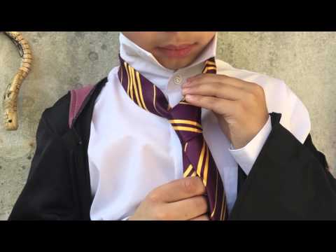 Wie ein Schulkrawatte mit Harry Potter binden