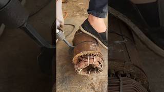 With the help of a vibratory cutting machine, copper is being collected by cutting old peas.