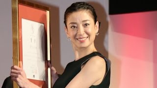 宮沢りえ、ベストドレッサー賞受賞！「少し早いクリスマスプレゼント」　「第43回ベストドレッサー賞（芸能部門）」授賞式