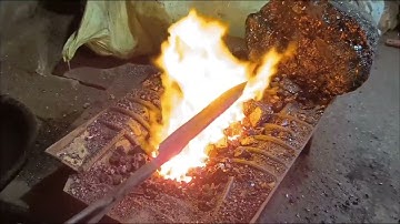 Quá trình rèn cây dao đi rừng từ thép phế liệu vòng bi ( bạc đạn). 