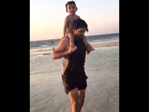 نشأت اكرم يلعب مع ابنه على البحر