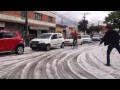 Chuva de granizo cobre as ruas de Curitiba